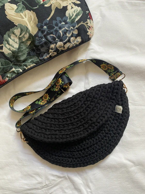 Háčkovaná crossbody ledvinka “Slunečnice”