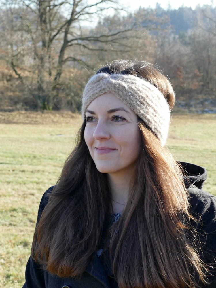 Béžová háčkovaná čelenka "Pearl" (alpaka)
