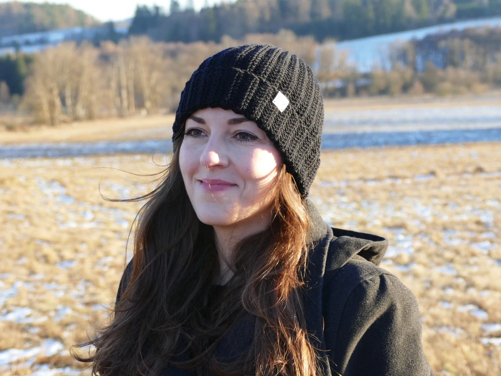 Černá merino háčkovaná čepice