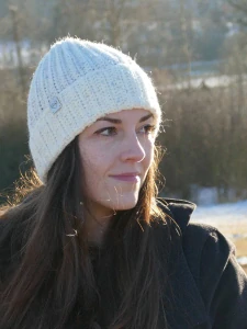 Bílá háčkovaná čepice s flitry