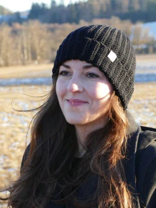 Černá merino háčkovaná čepice