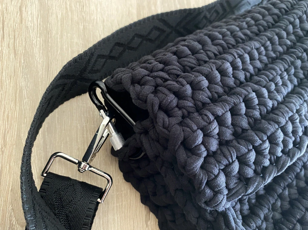 Pánská háčkovaná crossbody taška