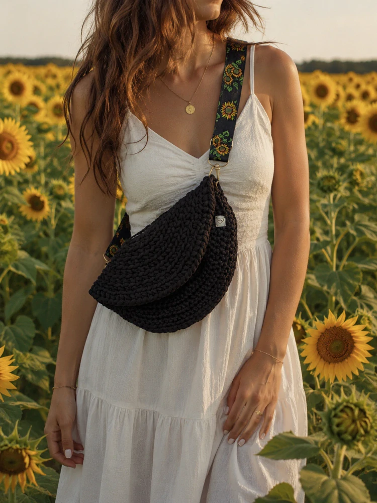 Háčkovaná crossbody ledvinka “Slunečnice”