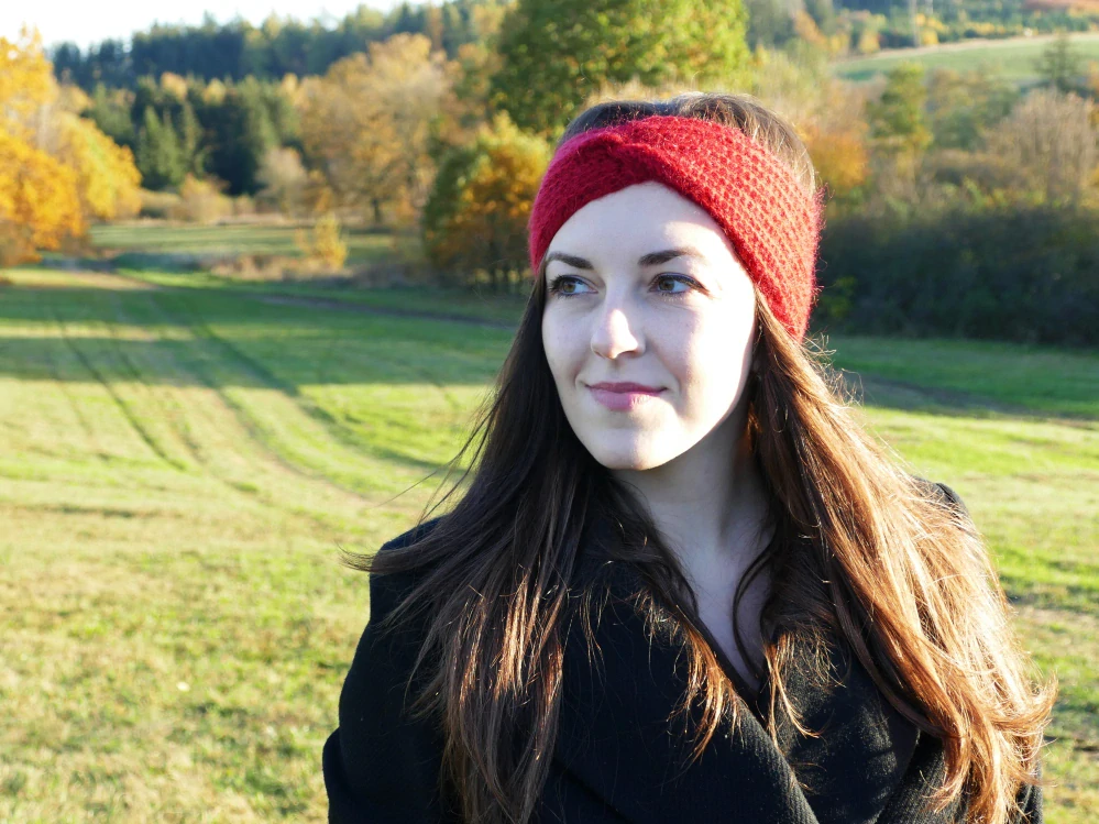 Červená háčkovaná čelenka (mohér)