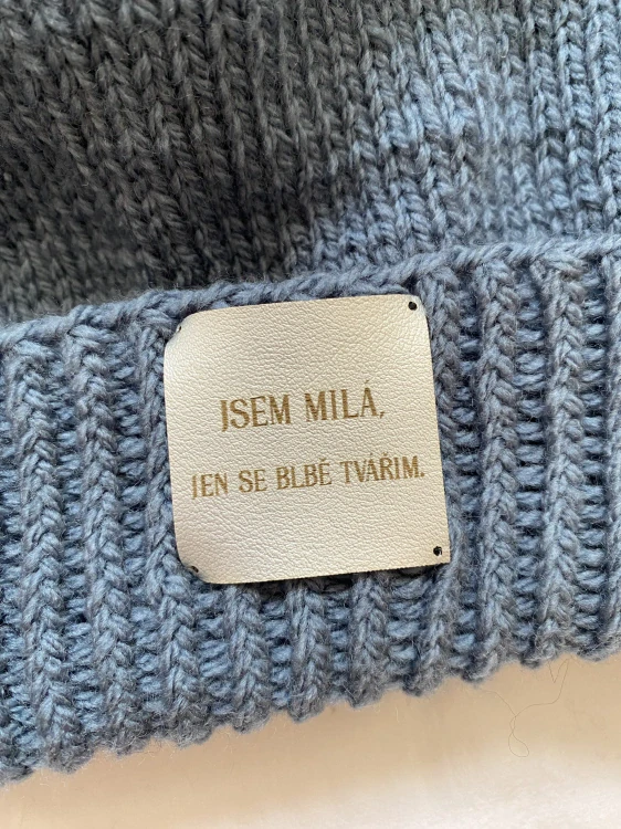 Modrá pletená čepice "Jsem milá, jen se blbě tvářim"