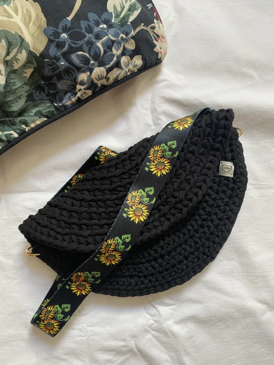 Háčkovaná crossbody ledvinka “Slunečnice”