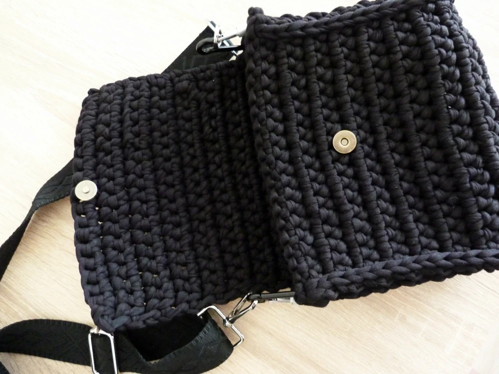 Pánská háčkovaná crossbody taška