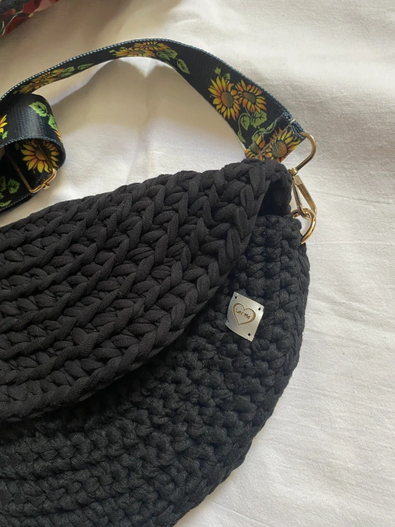 Háčkovaná crossbody ledvinka “Slunečnice”