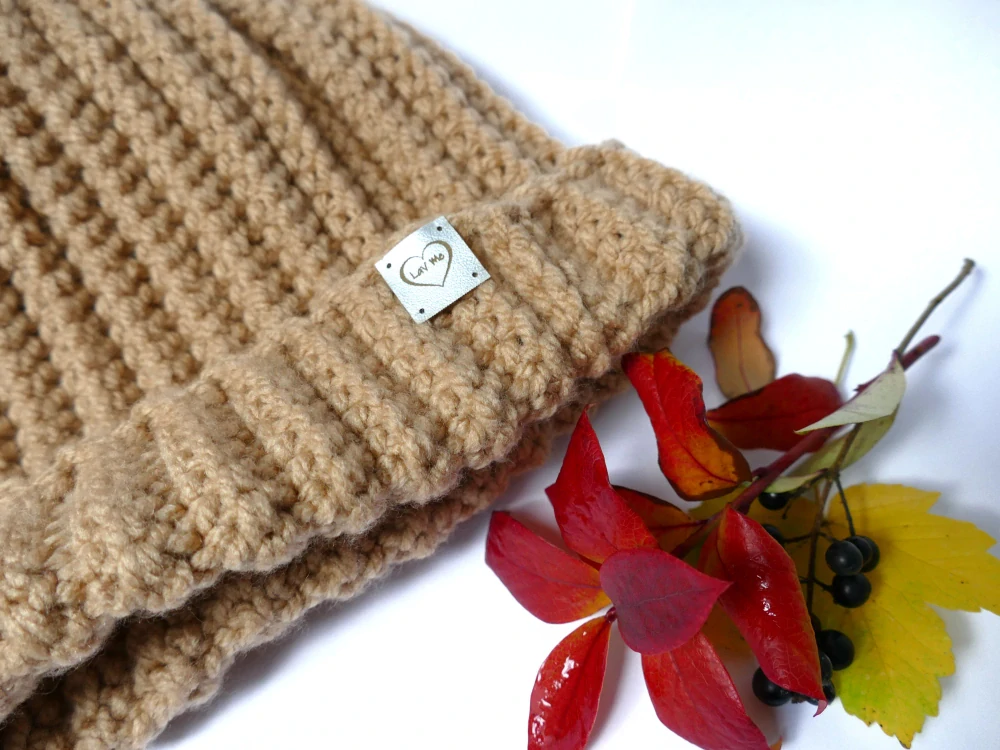 Béžová háčkovaná čepice