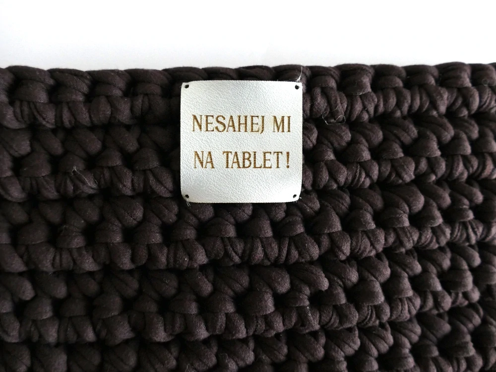 Hnědý obal "Nesahej mi na tablet"