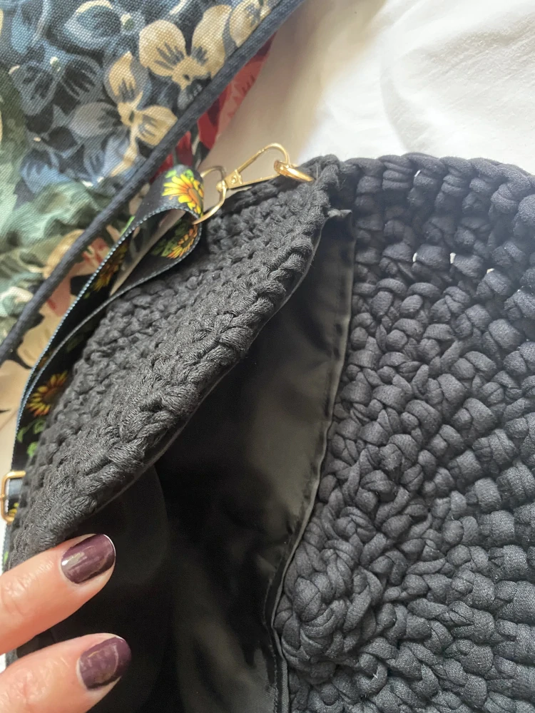 Háčkovaná crossbody ledvinka “Slunečnice”
