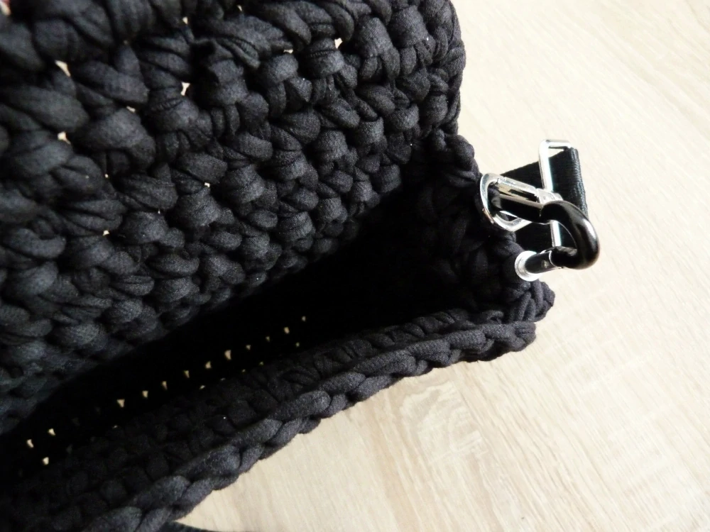 Pánská háčkovaná crossbody taška