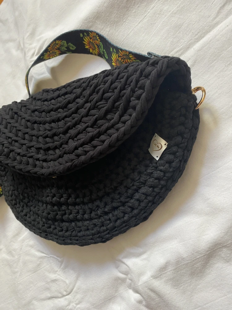 Háčkovaná crossbody ledvinka “Slunečnice”