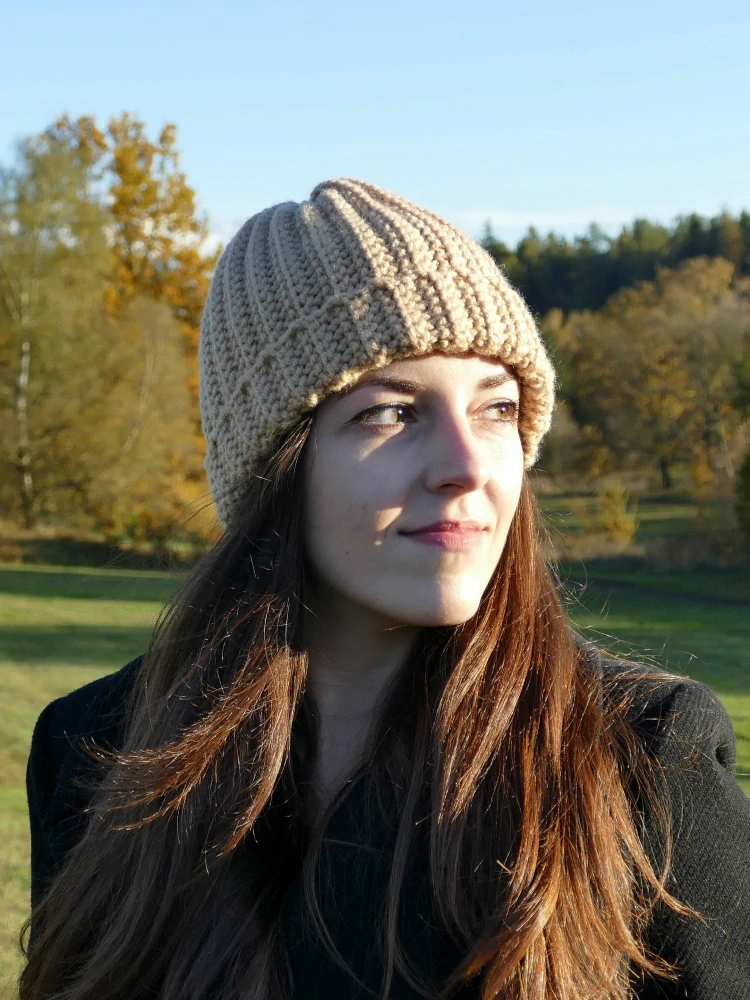 Béžová háčkovaná čepice