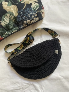 Háčkovaná crossbody ledvinka “Slunečnice”