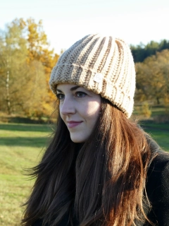 Béžová háčkovaná čepice