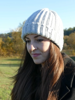 Šedá háčkovaná čepice