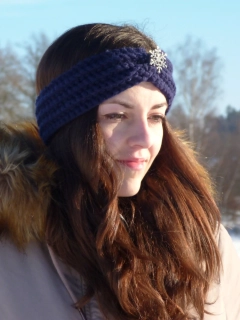 Tmavě modrá háčkovaná čelenka s vločkou