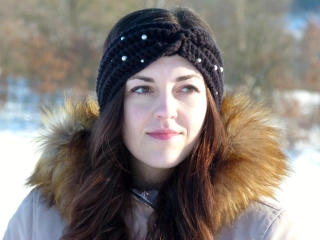 Černá háčkovaná čelenka s perličkami
