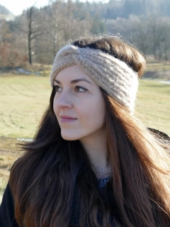 Béžová háčkovaná čelenka (alpaka)