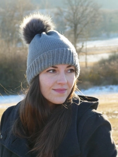 Šedá pletená čepice s bambulí